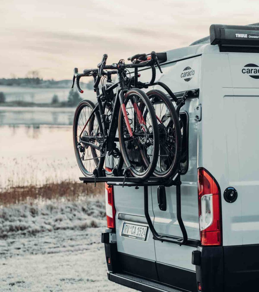 Fahrradtraeger mit zwei Fahrraedern hinten auf einen kastenwagen montiert